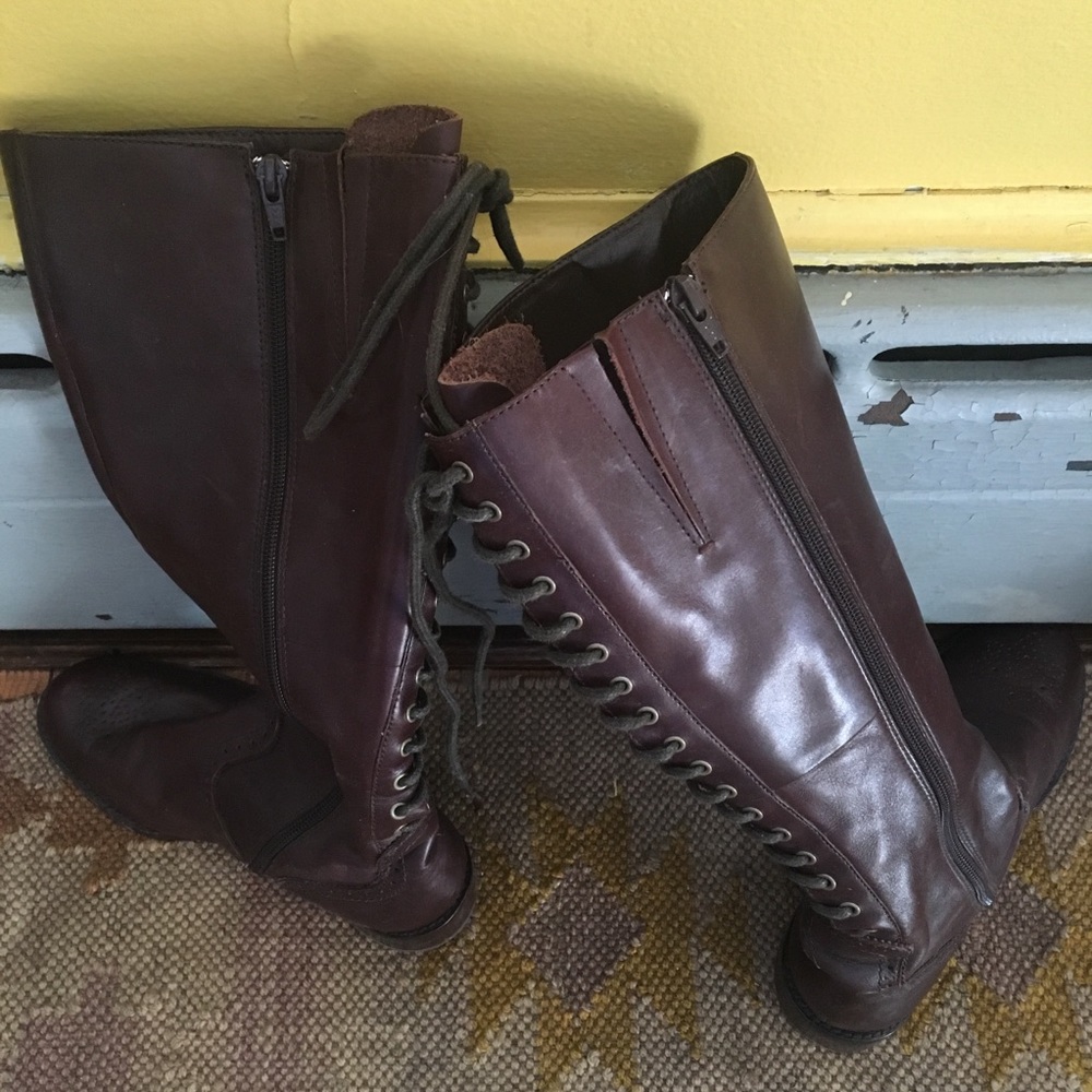 Leather boots laces in back